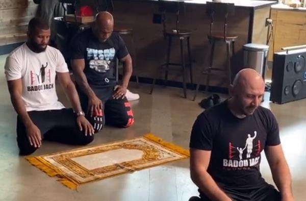 Sholat diimami juara dunia kickboxing profesional.
