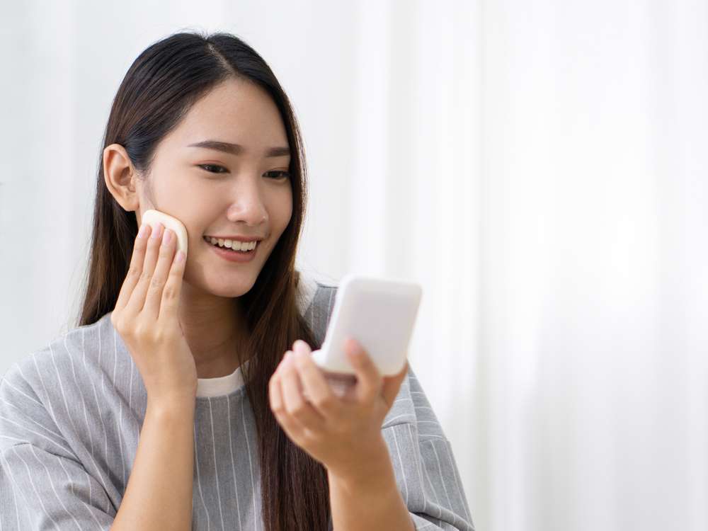 Memakai Powder Foundation