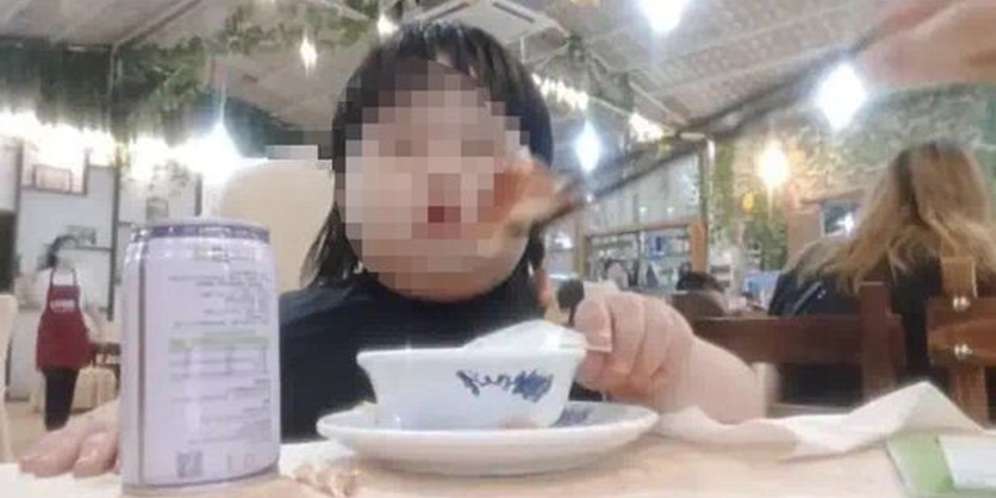Anak yang dipaksa makan oleh orang tuanya demi like Anak yang dipaksa makan oleh orang tuanya demi like