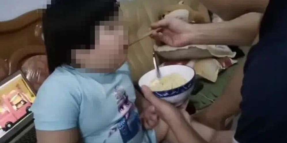 Anak yang dipaksa makan oleh orang tuanya demi like Anak yang dipaksa makan oleh orang tuanya demi like