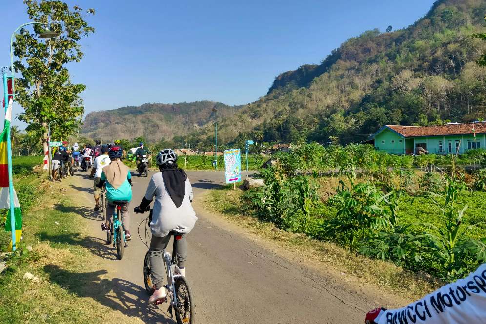 Melintasi kampung