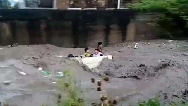 Jip bersama penumpangnya terseret arus banjir.