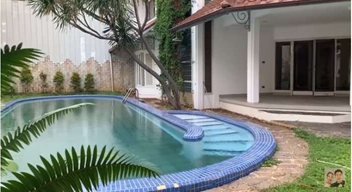Kolam Renang rumah Baim Wong