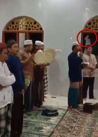 Penampakan sosok yang diduga pocong itu.