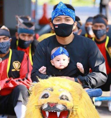 Arkana dipangku kakaknya saat diarak