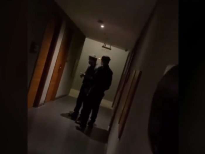 Petugas Kamar Hotel Datang
