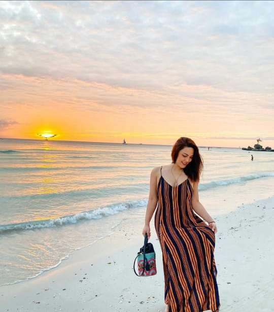 Inspirasi Gaya Curvy Ala KC Concepcion