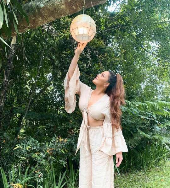 Inspirasi Gaya Curvy Ala KC Concepcion
