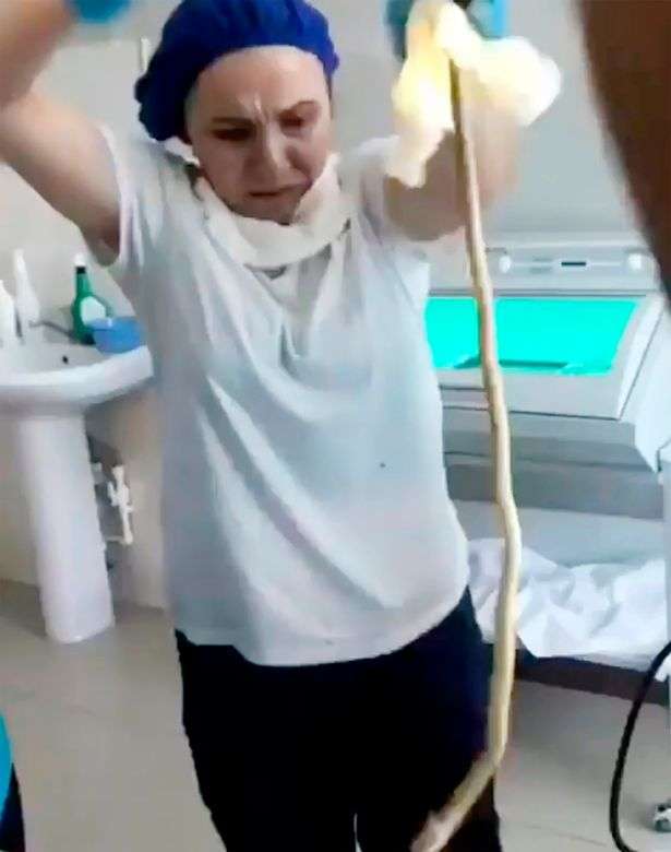Dokter keluarkan ular
