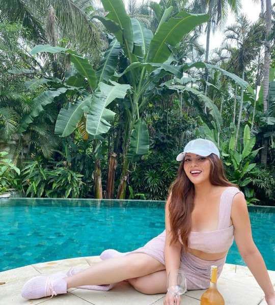 Inspirasi Gaya Curvy Ala KC Concepcion