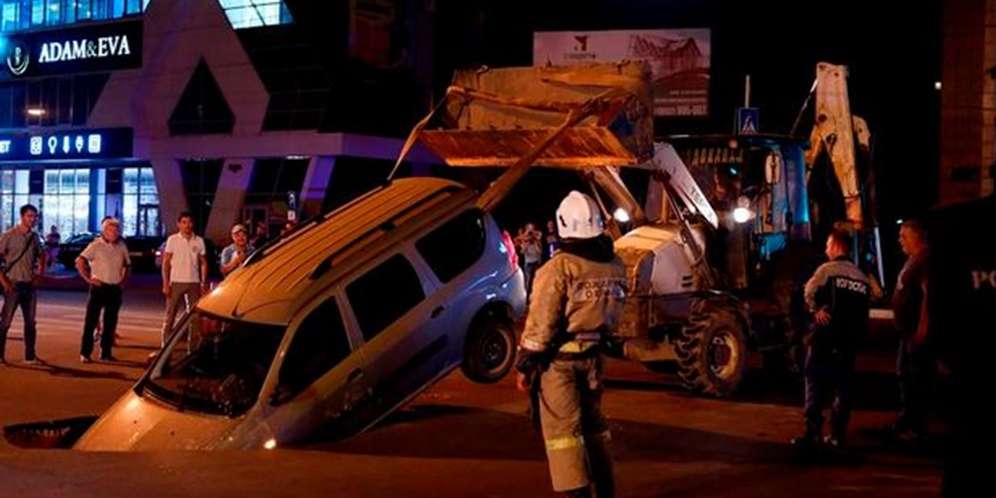 Proses Evakuasi Mobil yang Terperosok
