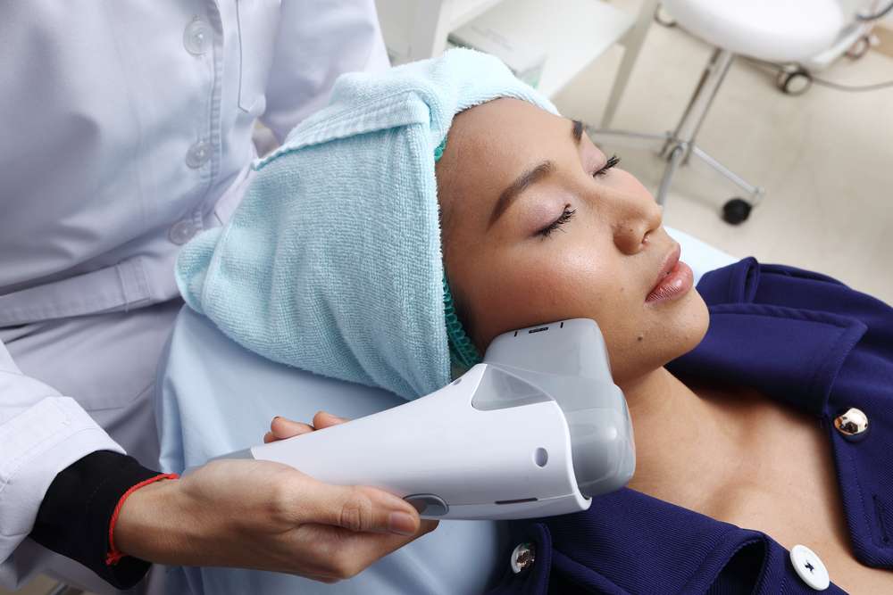 Melakukan Facial