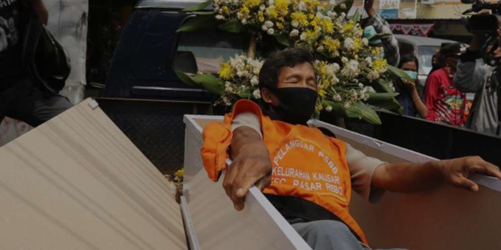 Hukuman 'nyeleneh' di pasar rebo, Jakarta Timur Hukuman 'nyeleneh' di pasar rebo, Jakarta Timur