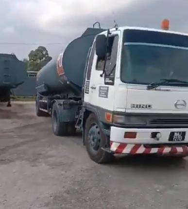 Dengan lincahnya, bocah ini berhasil parkir mundur truk tangki berukuran besar itu.