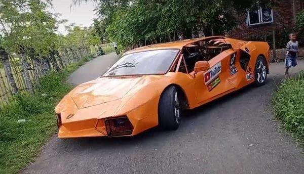 Bodi Lamborghini, dalamnya sepeda motor. Bodi Lamborghini, dalamnya sepeda motor.