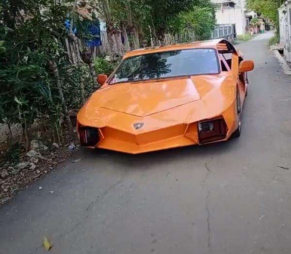 Jalan-jalan di gang sempit juga bisa. Jalan-jalan di gang sempit juga bisa.