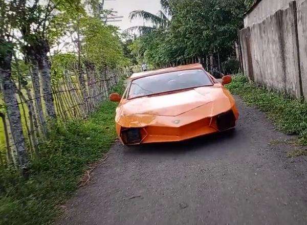 Supercar masuk di gang sempit segala. Supercar masuk di gang sempit segala.