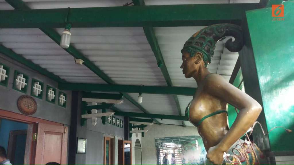 Teras rumah  Suzzanna