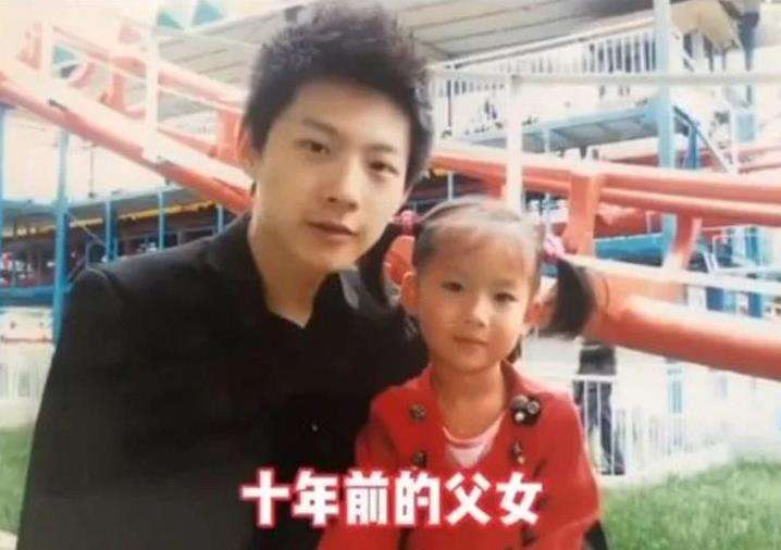 Qi Bao kecil dipangku ayahnya yang wajahnya baby face.