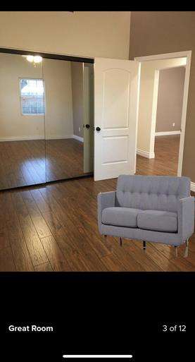 Gambar sofa ini tampak lebih kecil dari pintu dan mengambang di lantai.