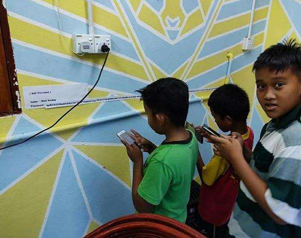 Bocah lagi berjuang menulis password layanan Wi-Fi gratis.