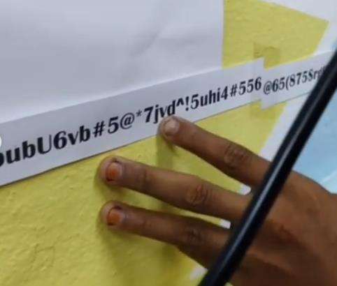Semua kombinasi karakter, huruf dan angka dipakai untuk menulis password.