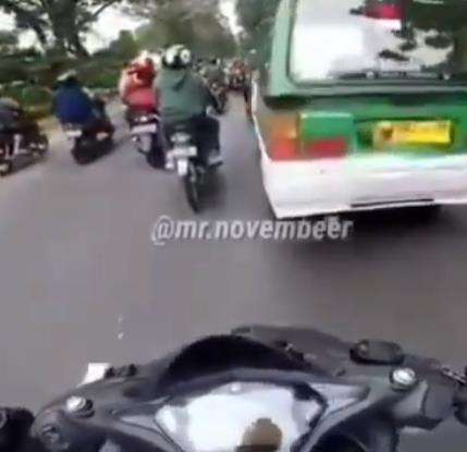 Saat motor hendak menyalip angkot dari kiri, tiba-tiba..