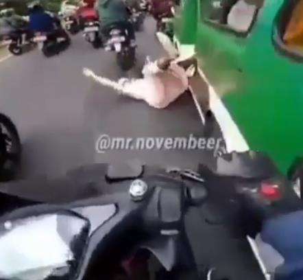 Angkot mengerem mendadak, seorang ibu terpental ke aspal