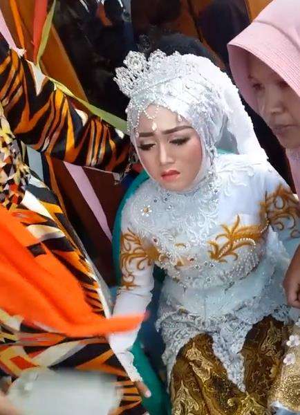 Pengantin wanita menangis, tak tahu penyebabnya.