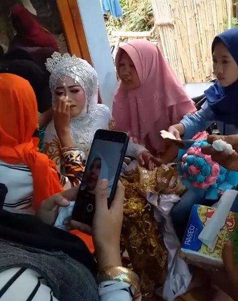 Pengantin wanita juga ikut pingsan.