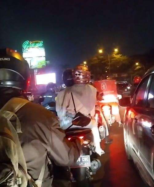 Selingkuh jangan di depan.