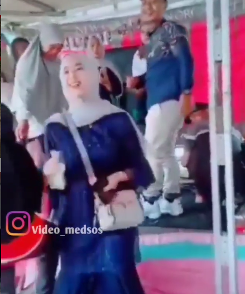 Potret cantik sang istri yang bikin nerizen salfok