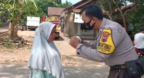 Ibu ini kena razia tak pakai masker.