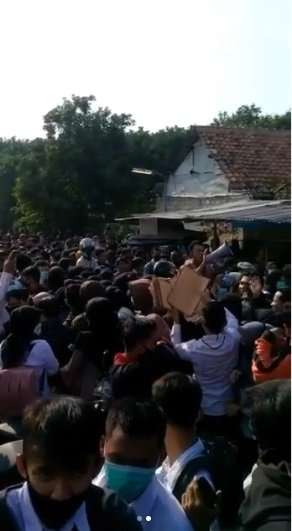 Warga Memenuhi Lapangan Pabrik