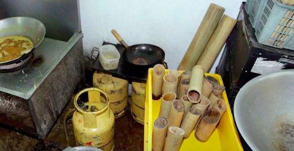 Kondisi dapur dan bahan yang digunakan kotor dan tidak layak.