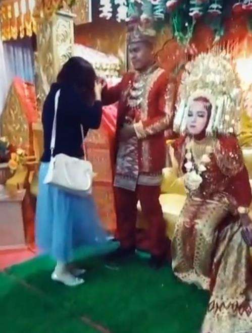 Beri selamat ke mantan pacar.