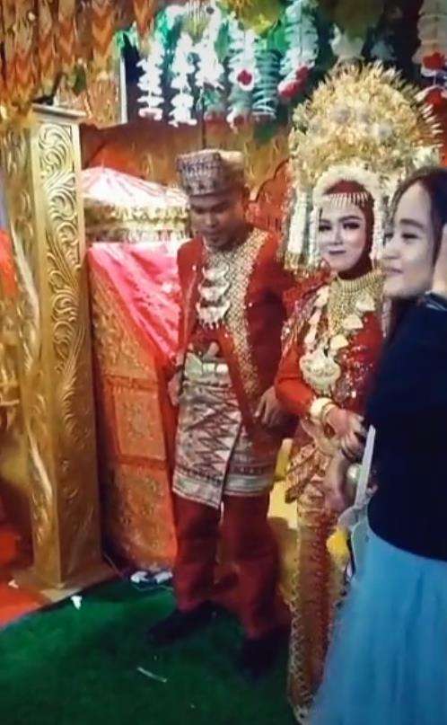 Yuki berdiri di samping istri sang mantan.