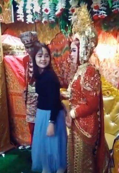 Yuki sedikit terkejut dengan perlakuan istri mantan pacarnya.