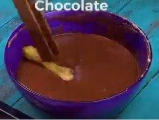 Ayam dicelup ke cokelat leleh