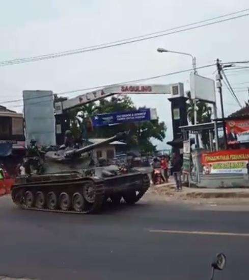 Tank saat berbelok di jalan raya.