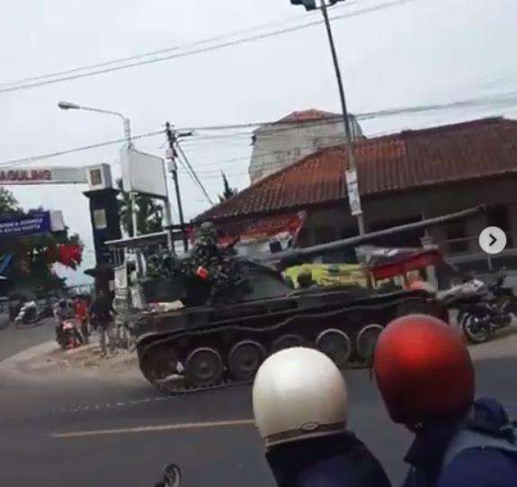 Tank itu hilang kendali sebelum menabrak gerobak dan sepeda motor.