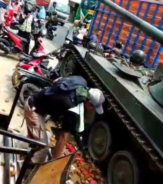 1 gerobak dan 4 motor jadi korban.