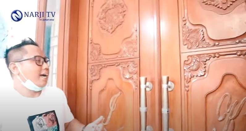 Pintu rumah Jarwo Kwat