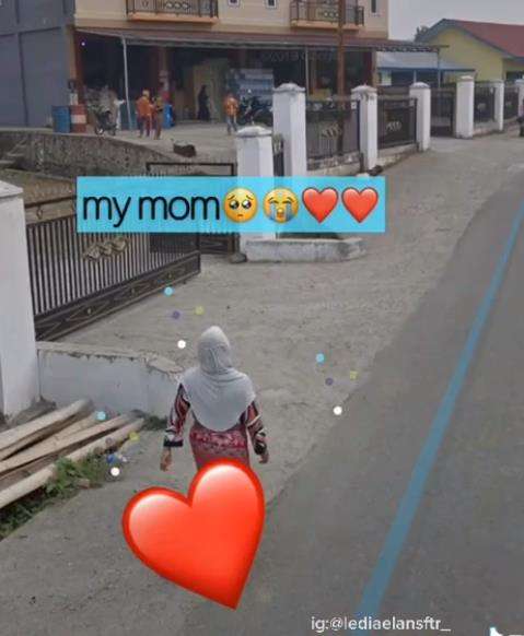 Ibunya tampak masih sangat sehat di foto ini.