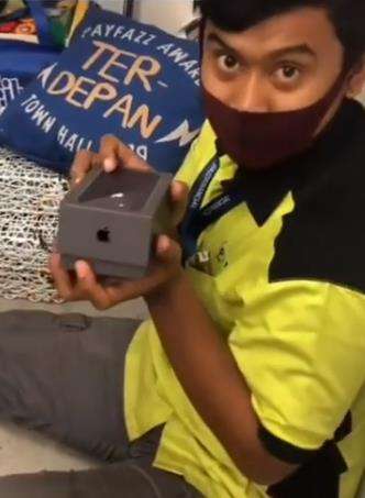 OB itu akhirnya punya HP hingga bisa menghubungi keluarga di kampung.