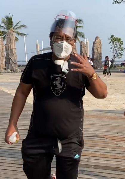Pengacara Hotman Paris memprotes penutupan fasilitas ruang terbuka di Jakarta.