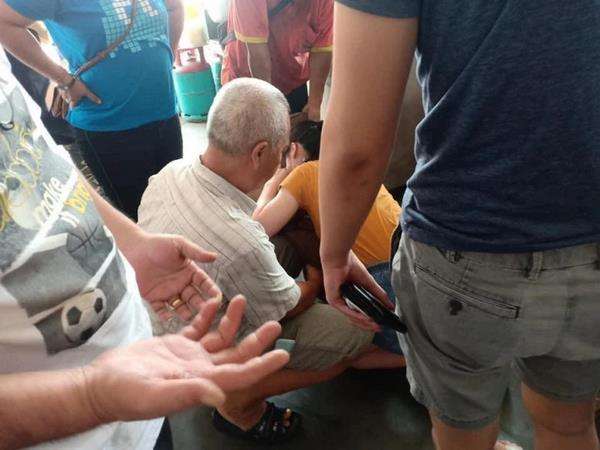 Dia terus memberikan CPR sampai ambulans datang.