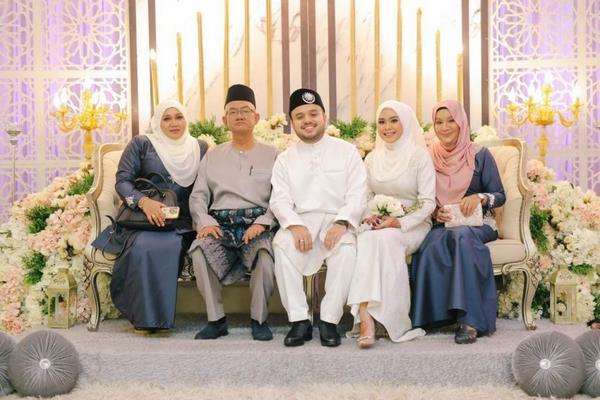 Kenangan foto bersama ayah di pernikahan Trisyia (dua dari kanan) tahun lalu.