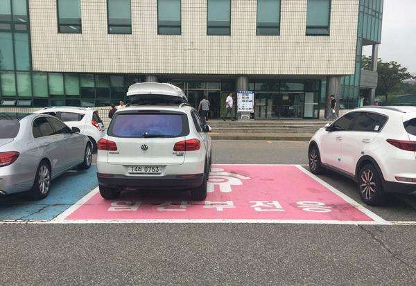 Tempat parkir khusus wanita hamil di Korea Selatan.