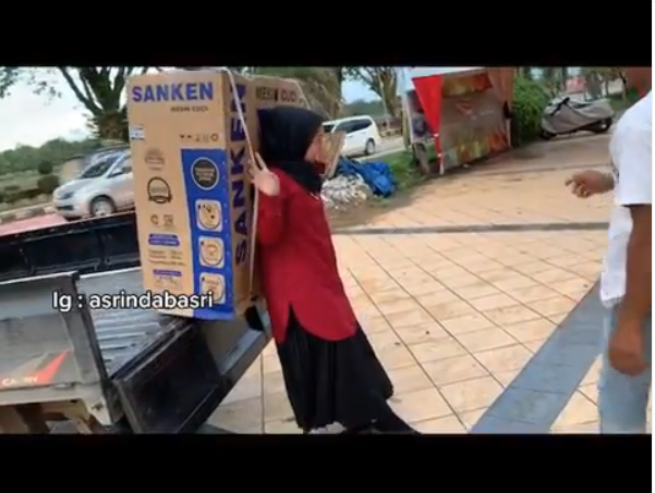 Potret Asrinda saat bekerja